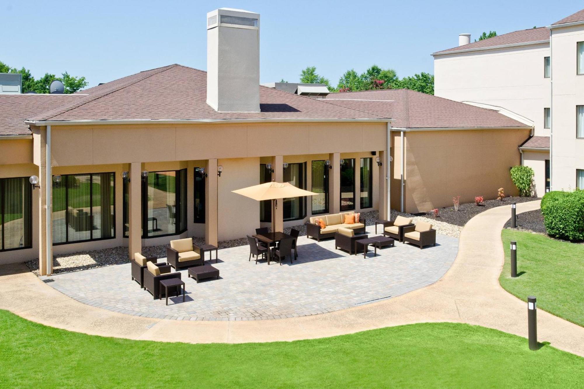 Courtyard By Marriott Huntsville University Drive Екстер'єр фото